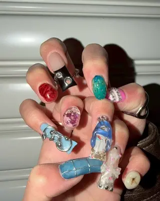 ネイル 🪐富島彩夏 /海外nail🪐のネイルデザイン