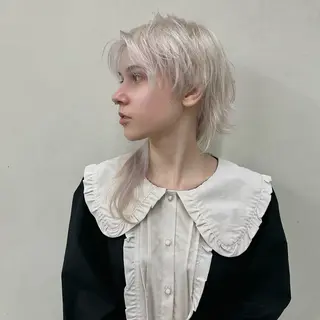 ミディアム ウルフとハイトーン みっちー✂️のヘアスタイル