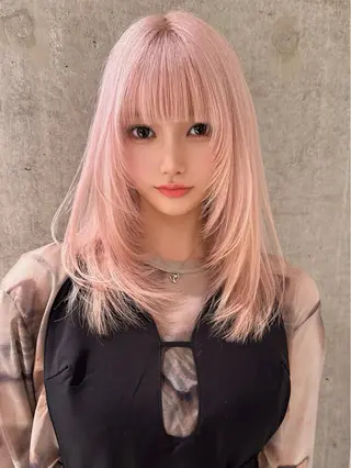 セミロング 名古屋ムラ修正 ハイトーンのヘアスタイル