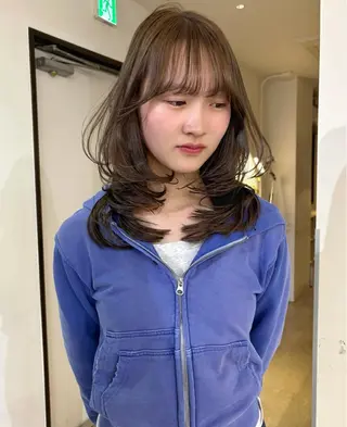 ミディアム カラー mizuki/ピンク ベージュ.レイヤーのヘアスタイル