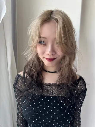 カラー Maho/海外 レイヤー/ハイトーンのヘアスタイル