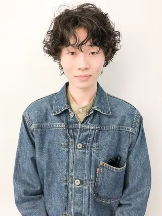 ショート カラー パーマ メンズ スパイラルパーマ 🌐hina⭐️のヘアスタイル