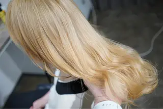 ロング カラー ハイトーン/レイヤー /ケアブリーチ石川治のヘアスタイル