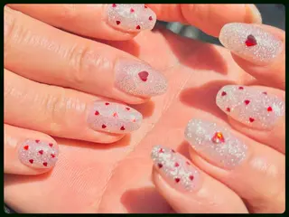 ミディアム un +のネイルデザイン