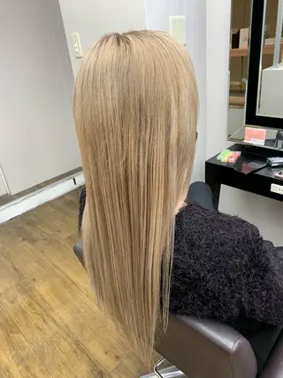 ロング 奥本 侑 ハイトーン、髪質改善のヘアスタイル