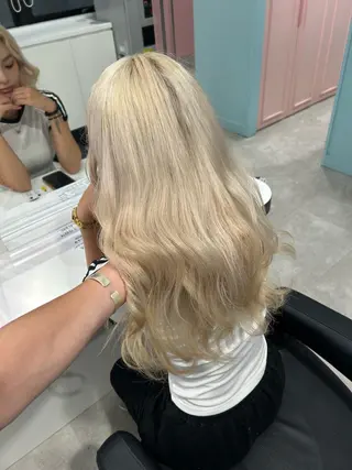 ロング カラー 履歴修正屋さん／ ブロンド／ホワイトのヘアスタイル