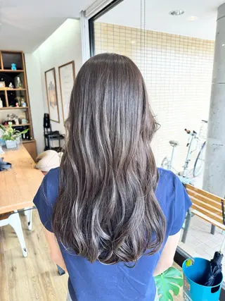 ロング カラー ツキダテ ユイのヘアスタイル