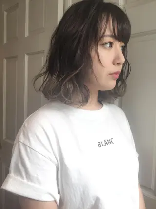 ミディアム カラー ホワイト&レイヤーカ ットエクステ長畠俊輔のヘアスタイル