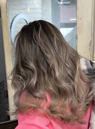 セミロング apollo yokohama所属・バレイヤージュ横浜 ハイライトのヘアスタイル