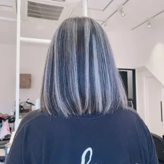 ミディアム カラー オフホワイトアンドなんば所属・福西 洋斗のヘアスタイル