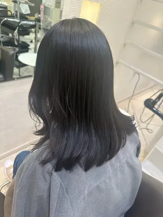 ミディアム カラー タイトボブ個性派カラ ーAKANEのヘアスタイル