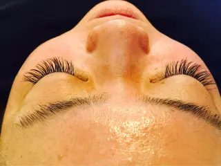 マツエク・マツパ レイヤーカット 早崎太生のヘアスタイル