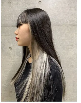 ロング Kro ハイトーン×ブリーチのヘアスタイル