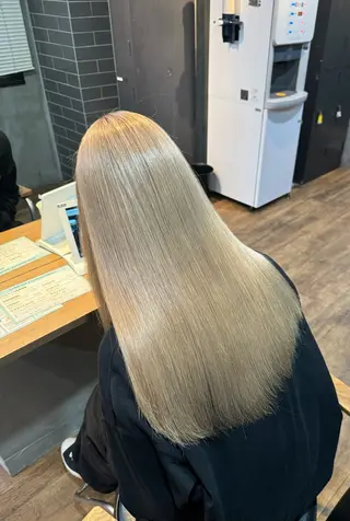 ロング カラー Eleanor spa&treatment 札幌店内にあるシェアサロン【WHITE】所属・シルクハイトーン / 髪質改善🦋MIKUのヘアスタイル