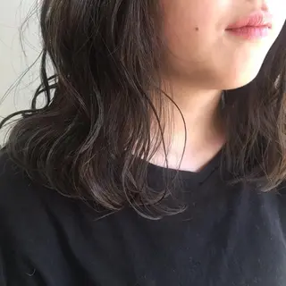 ミディアム ブリーチなしカラー/ 顔周りレイヤーカットのヘアスタイル