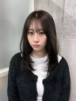 セミロング ayano /レイヤー/艶カラーのヘアスタイル