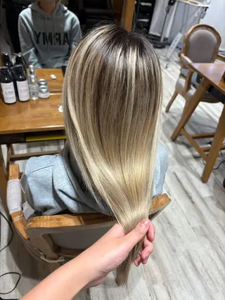 ロング 透明感/韓国風 HIRARIのヘアスタイル