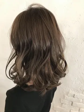 ミディアム カラー 伊藤 優希のヘアスタイル