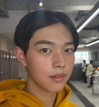 アイブロウ 愛加パーマ・レイヤー ・ピンクカラーのヘアスタイル