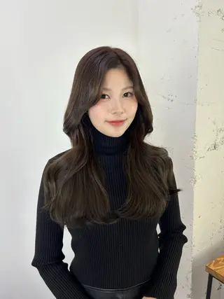 ロング カラー エミリ / オリーブカラーのヘアスタイル