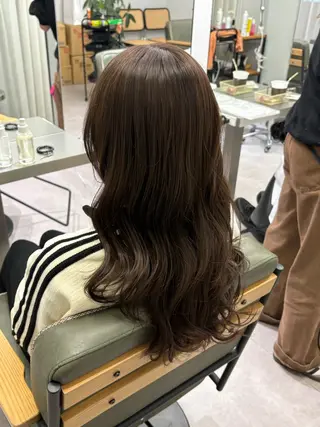 ロング カラー 梅田/ベージュ／ 艶カラー／三宅空翔のヘアスタイル