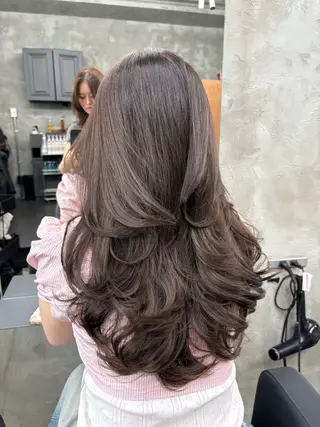 セミロング カラー ハイライト、レイヤー カット/西梅田/中西のヘアスタイル