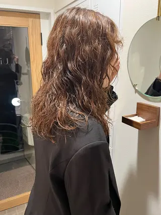 セミロング パーマ GO TODAY シェアサロン 表参道Flos店所属・nishi fuyumiのヘアスタイル