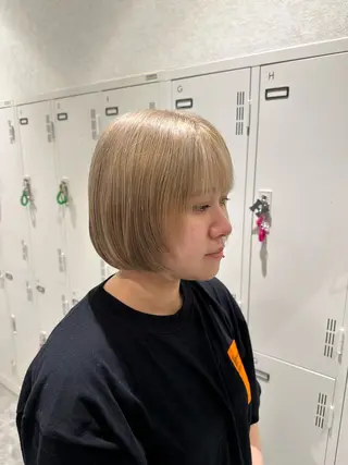 ショート カラー ブリーチ職人/ダブル カラー/ベージュのヘアスタイル