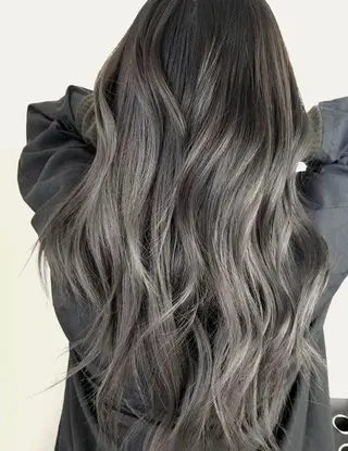 セミロング カラー ヘアアレンジ ケア剤オタク×海外 ヘア長谷川裕起のヘアスタイル