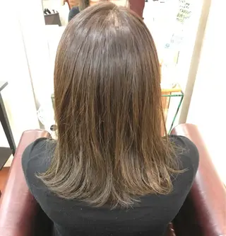 セミロング カラー ヨシダ トオルのヘアスタイル