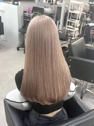 ロング カラー 大阪ケアブリーチ/ ミルクティーベージュのヘアスタイル