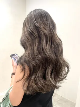 ロング カラー 尾形 日和のヘアスタイル