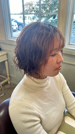 ショート パーマ アオバ / ハイトーンカラーのヘアスタイル