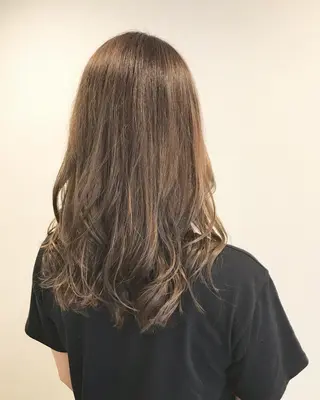 セミロング カラー エイト ウメダのヘアスタイル