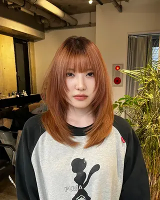 ミディアム ウルフとデザイン カラーの神のヘアスタイル