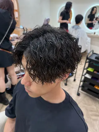 パーマ メンズ MEN‘S HAIR BLEACHi塩釜口所属・市原亮/塩釜口/ ツイスパ/波巻きのヘアスタイル