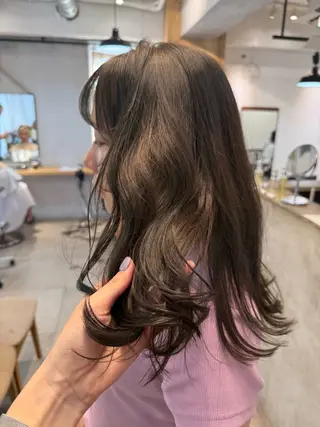 セミロング カラー ミルクティー× グレージュMOMOのヘアスタイル