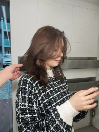 ミディアム カラー 柔らかブラウン/顔周 りレイヤー♡ユウシのヘアスタイル