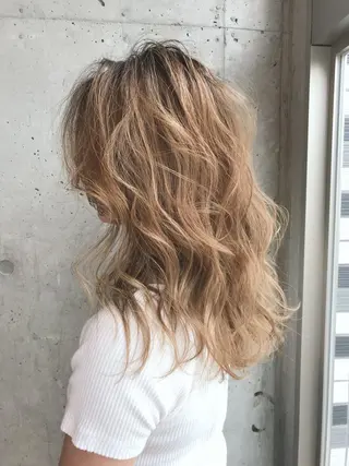 セミロング カラー ネイル マツエク・マツパ NUU所属・滝島 真帆のヘアスタイル