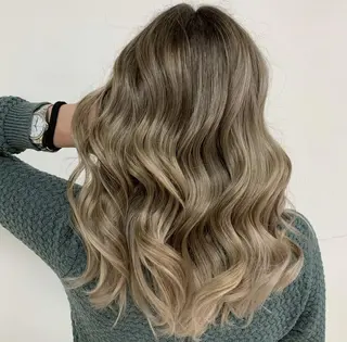 ロング ネイル カラー パーマ ヘアアレンジ マツエク・マツパ メンズ キッズ 🌟ブリーチ特化型 ハイトーンカラー🌟のヘアスタイル