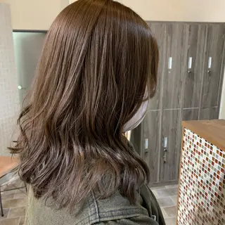 ミディアム カラー 礒谷 夏帆のヘアスタイル