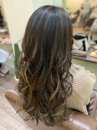 ロング カラー 鶴見 和美のヘアスタイル