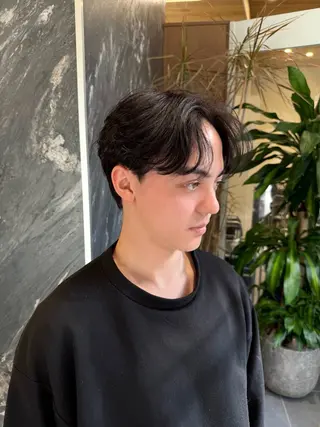 ミディアム パーマ メンズ SALOWIN 原宿 iori所属・【原宿】外国人風 パーマ毛流れメンズのヘアスタイル