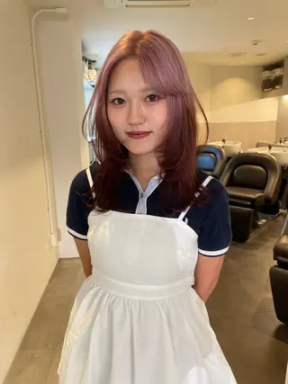 ミディアム カラー MIU/ルーツカラー 顔まわりレイヤーのヘアスタイル