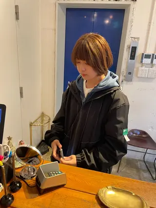 ショート MIOベージュカラー 柔らかいカラーのヘアスタイル