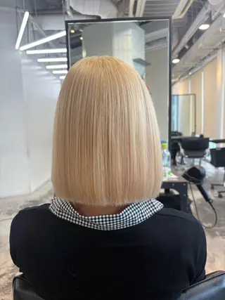 ショート カラー HIKARI🐈‍⬛ ハイトーン×デザインのヘアスタイル