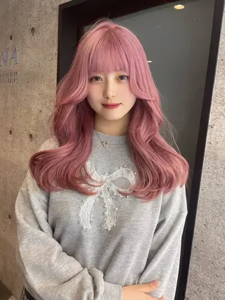 ロング GEM YURI ハイトーンカラーのヘアスタイル