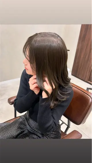 ミディアム カラー オリーブベージュ/ ブリーチなし透明感のヘアスタイル