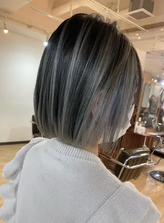 ショート カラー 白髪ぼかし バレイヤージュ志鎌のヘアスタイル