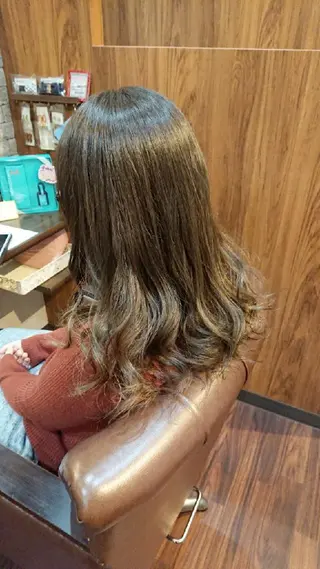 セミロング カラー 美髪 カラーリストのヘアスタイル